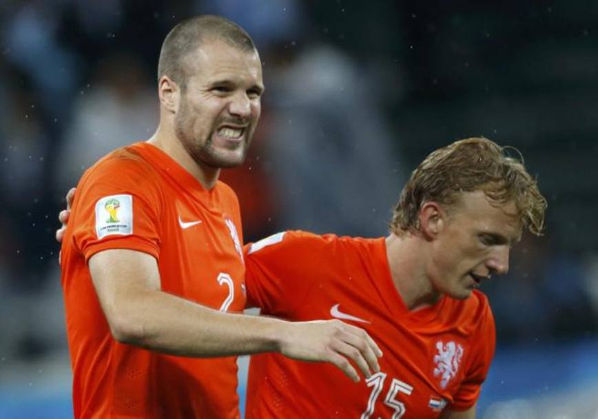 La disperazione di Vlaar e Kuyt: l’Olanda è appena stata eliminata. Reuters